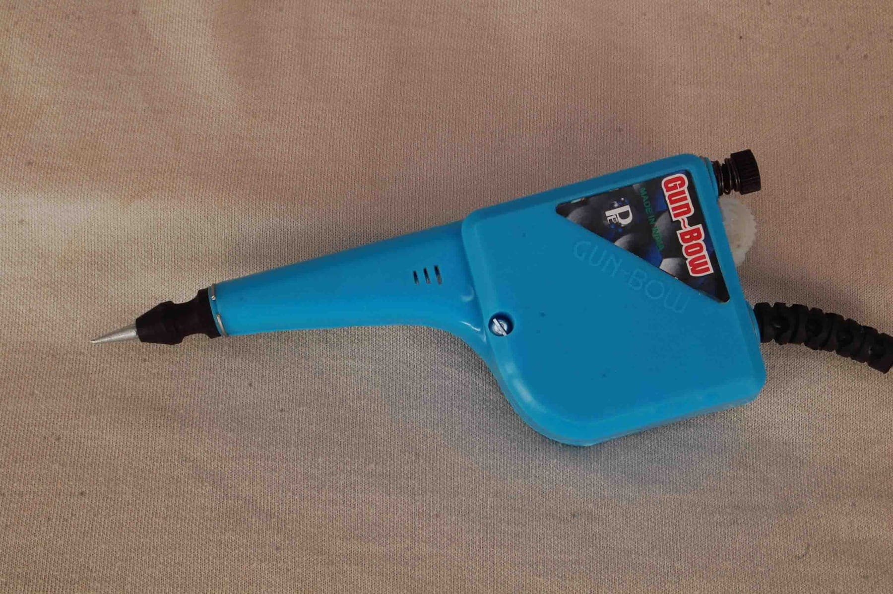 Handgravur von Metall mit einem Stichel
