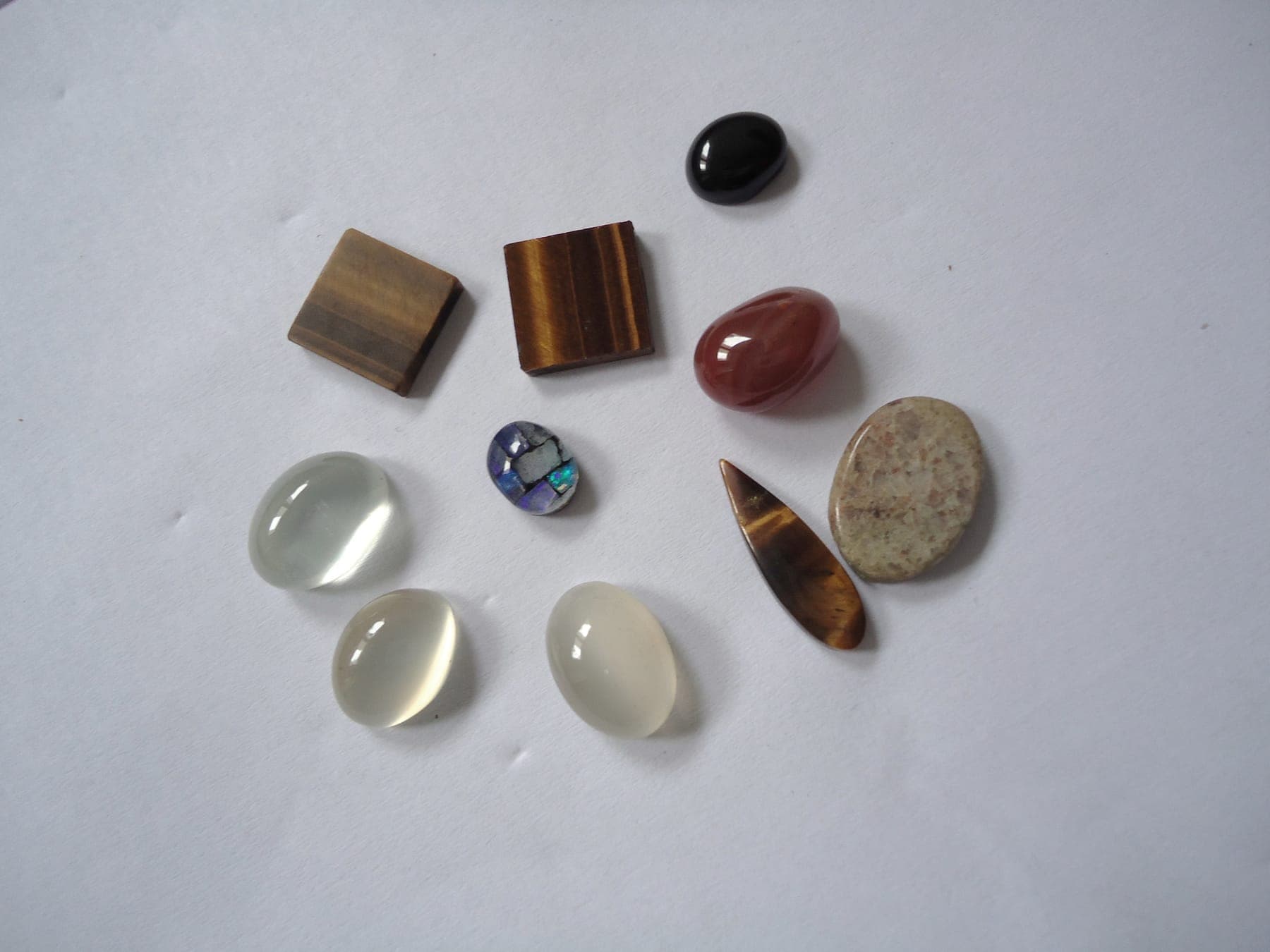 Sammlung bunter geschliffener Edelsteine