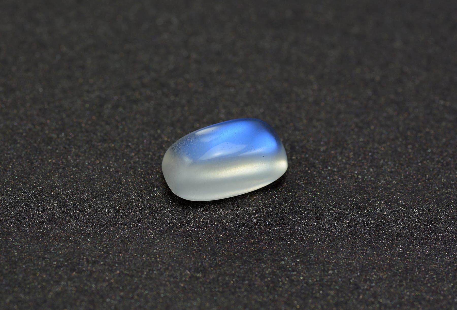 Loser Mondstein-Cabochon mit blauem Schiller (Adulareszenz)