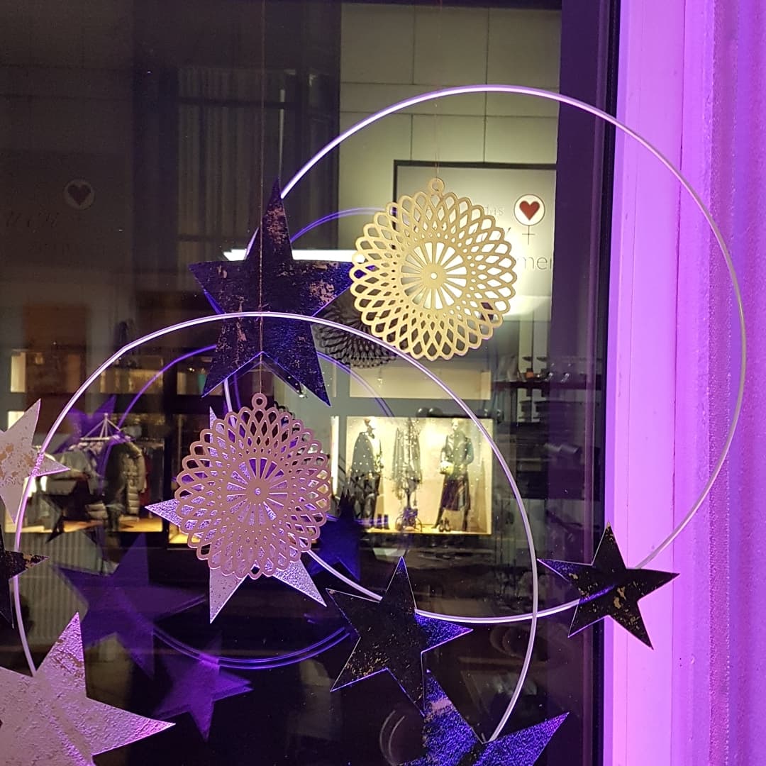 Schaufenster und Schmuck der Schmuckwerkstatt Mondstein