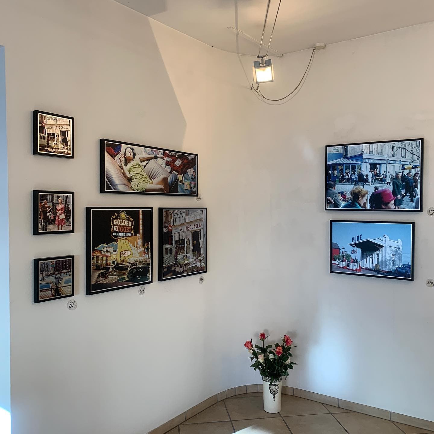 Innenansicht der Schmuckwerkstatt Mondstein mit Galerie und Vitrinen