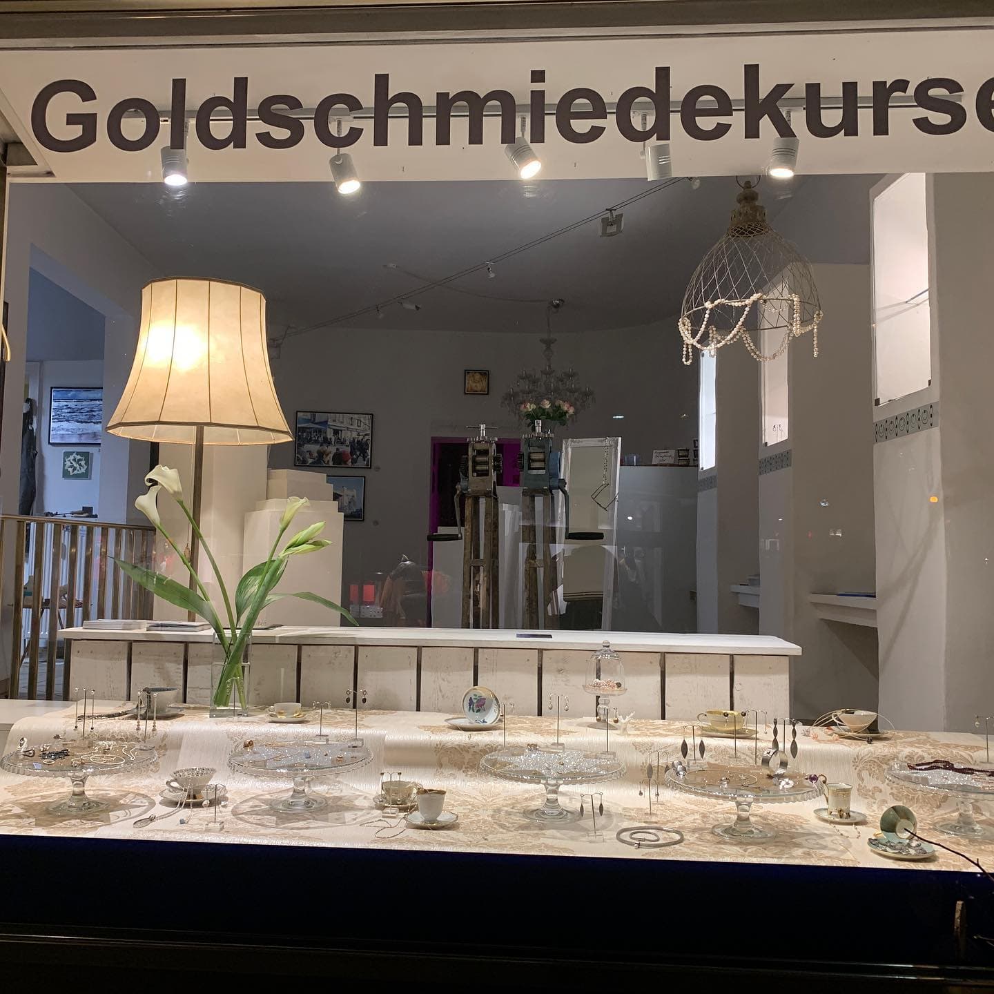 Einblick in handgefertigten Schmuck von Mondstein