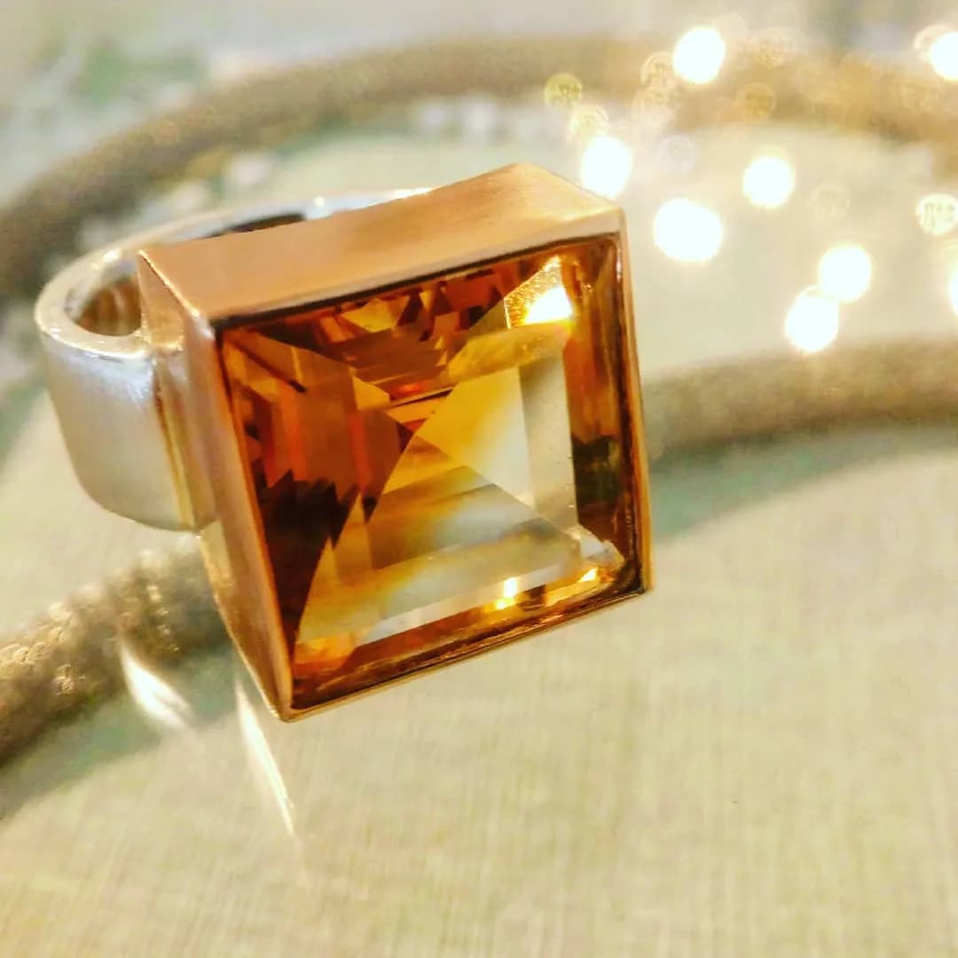 Goldring mit quadratischem orangefarbenem Stein