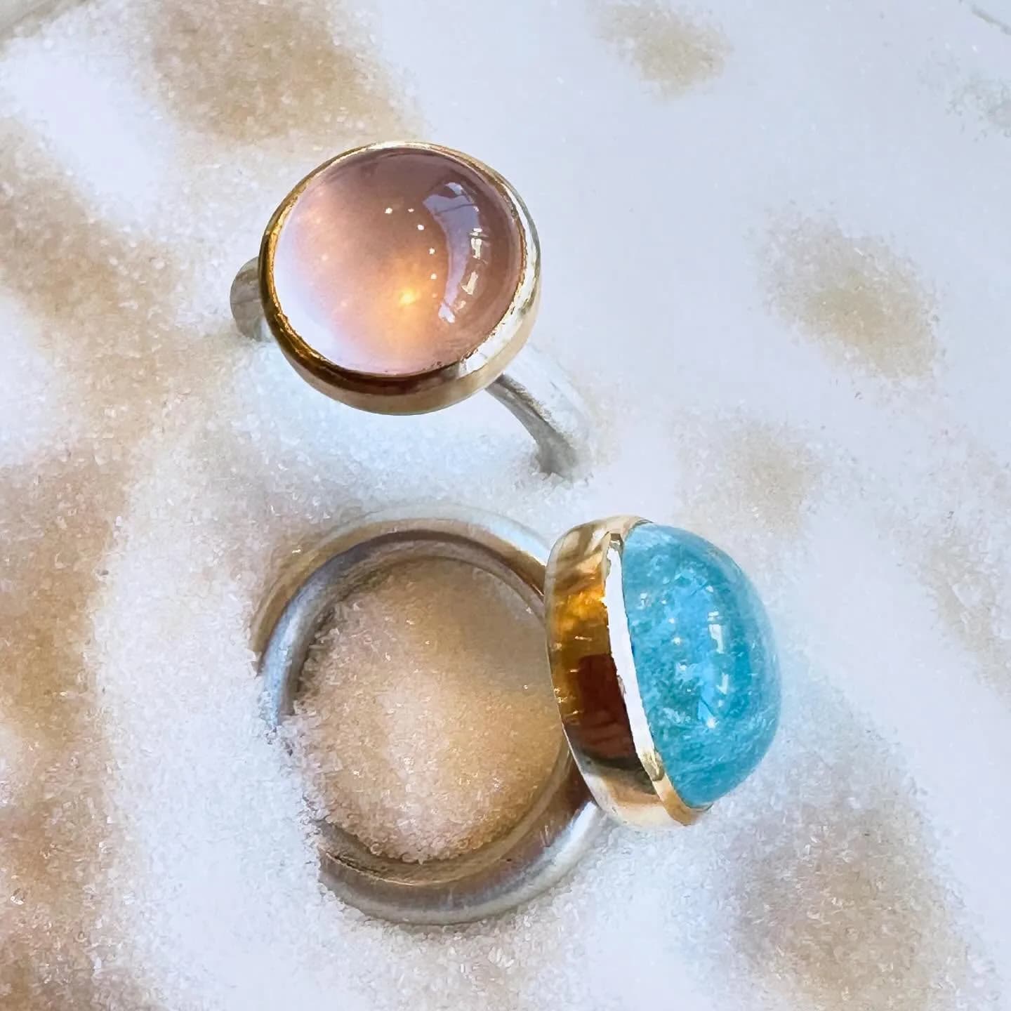 Ring mit aquafarbenem Stein in Goldfassung