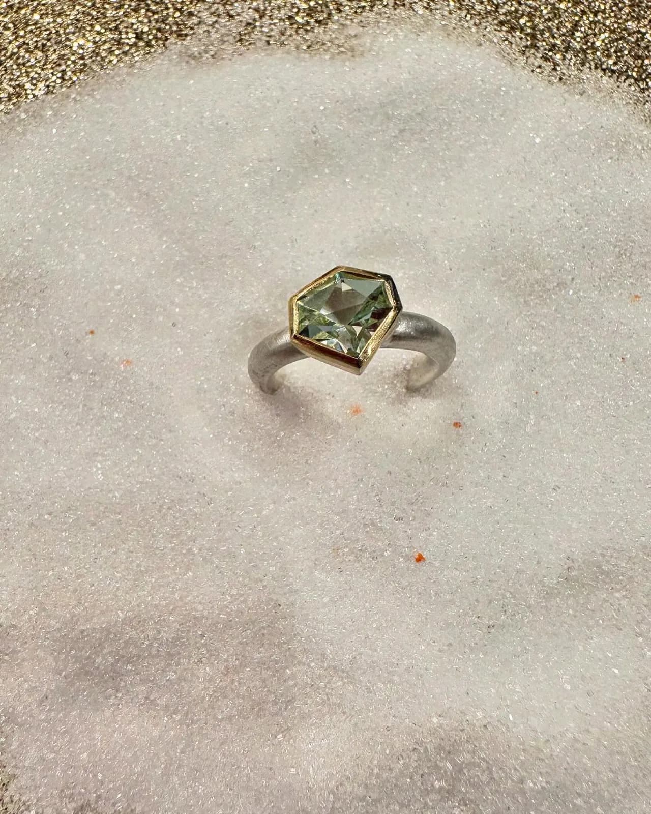 Feiner Ring mit kantigem grünen Stein
