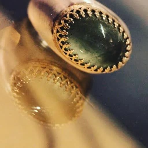 Goldener Cocktailring mit ovalem indischem Mondstein in gezackter Krappenfassung