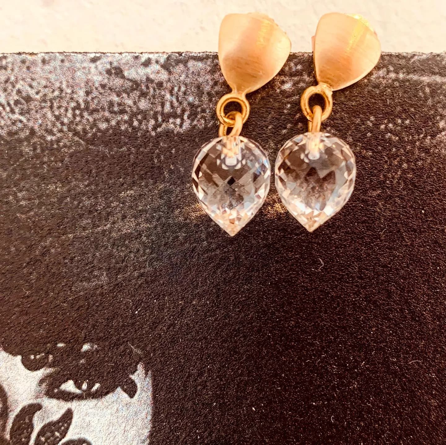 Rosegold-Ohrstecker mit facettierten, tropfenförmigen Bergkristall-Anhängern